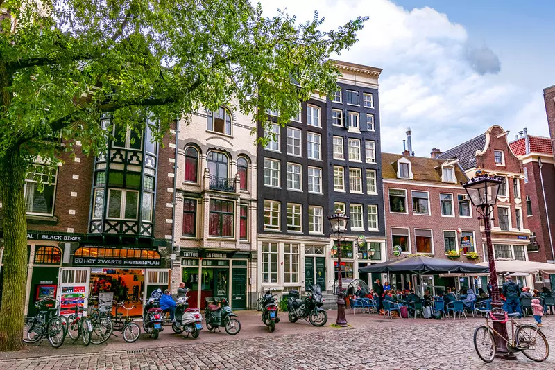 W Amsterdamie powstał "odwrócony" supermarket, gdzie można przynosić produkty, a nie je kupować