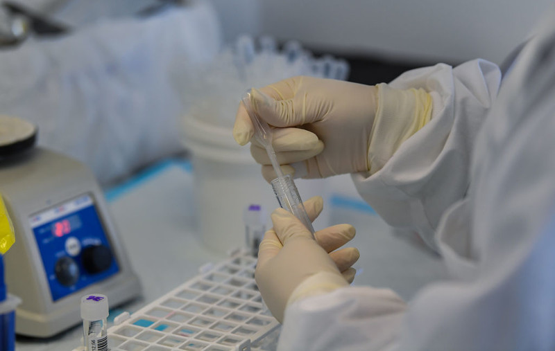 Epidemiolog: Omikron może okazać się sposobem na wyjście z pandemii