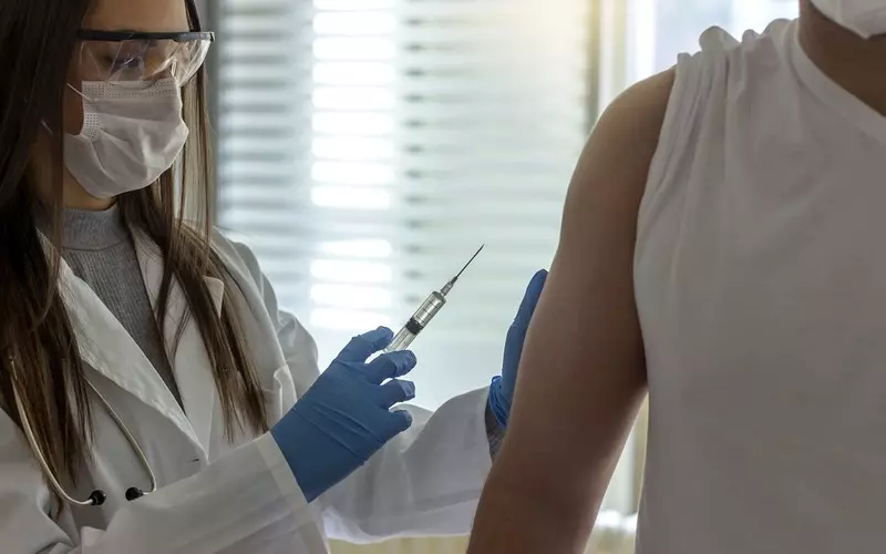 Włochy: Chciał upozorować szczepienie, założył silikonową protezę ramienia