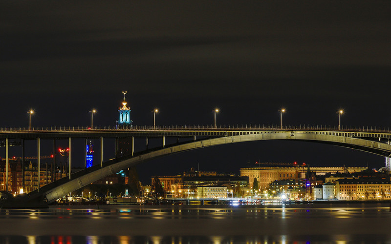 Sweden: The Stockholm bridge is highlighted in honor of Maria Skłodowska-Curie