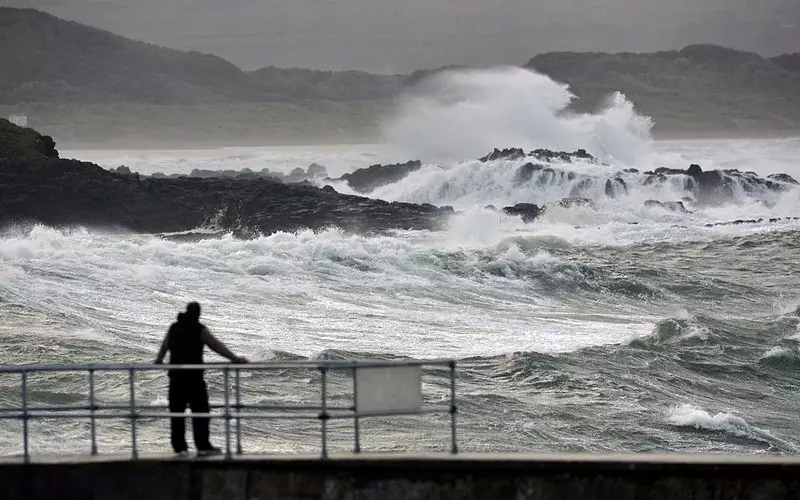 Irlandia: Około 60 tys. domostw i firm bez prądu w wyniku uderzenia orkanu Barra