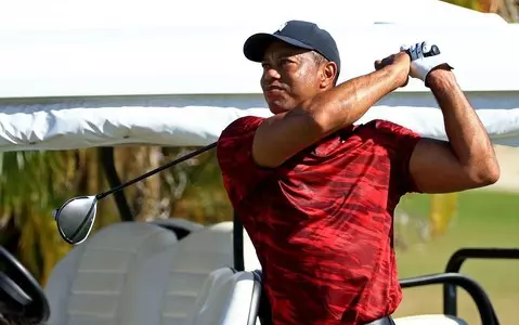 Tiger Woods returns to the game after a terrible accident ten months ago