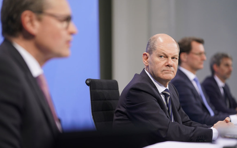 Niemcy: Nowe restrykcje niewykluczone. Opaski na rękę dla zaszczepionych?