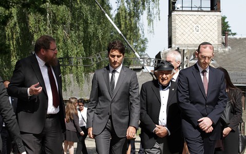 Premier Kanady Justin Trudeau oddał hołd ofiarom Auschwitz