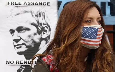 British appeals court overturns decision to refuse Assange extradition