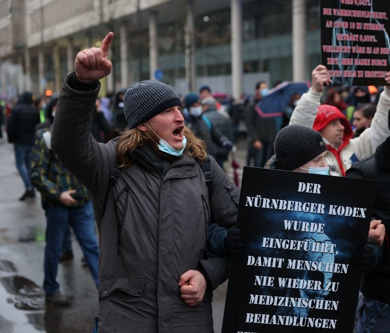 Niemcy: Protesty przeciwników restrykcji pandemicznych w kilku miastach