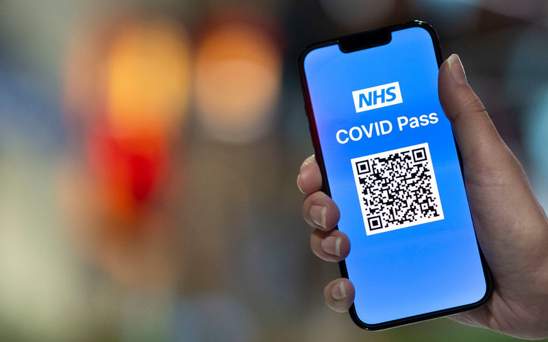 Paszport covidowy w UK utraci ważność bez trzeciej dawki