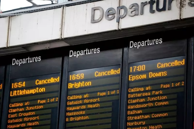 UK: NHS, szkolnictwo i branża transportowa narażone na braki kadrowe z powodu Omikrona