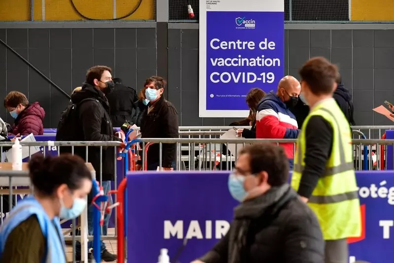 Francja: Szczepionka przeciw Covid-19 może być obowiązkowa. Ograniczenia dla podróżnych z UK