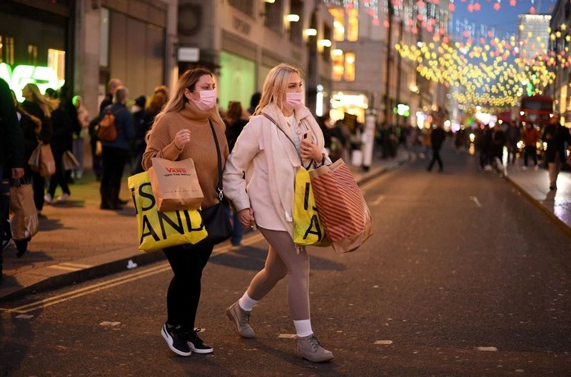 Mieszkańcy Wielkiej Brytanii unikają głównych ulic handlowych w obawie przed Omikronem