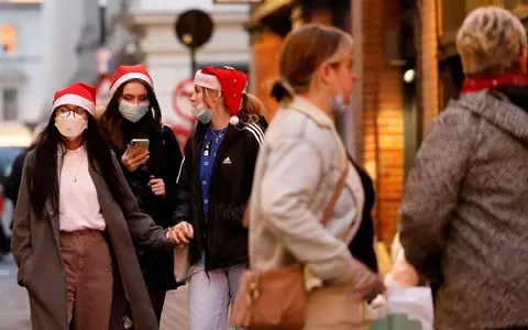 Experts warn people not to meet up before Christmas as coronavirus cases rise