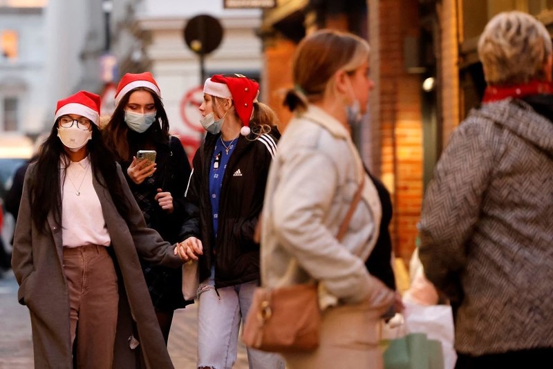 Experts warn people not to meet up before Christmas as coronavirus cases rise