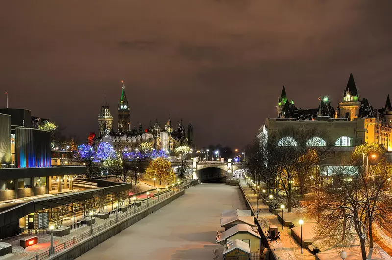 Kanada: Quebec zamyka szkoły, restauracje, kina. Sytuację uznano za krytyczną