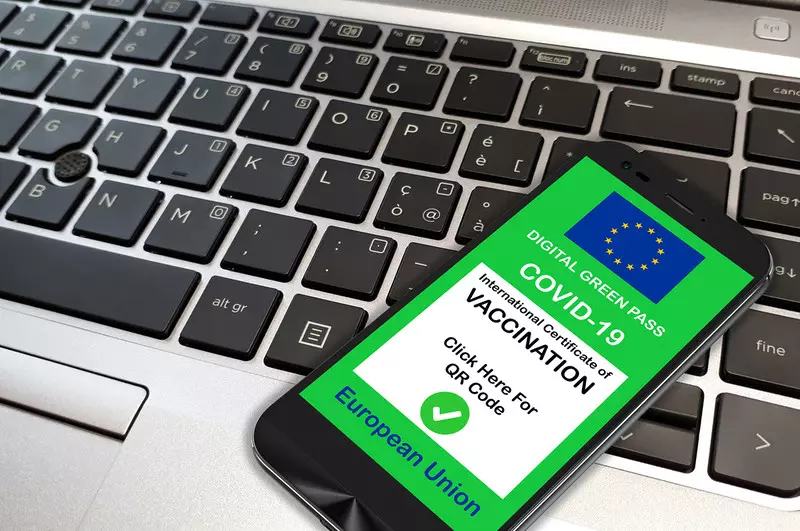 Bez dawki przypominającej unijny cyfrowy certyfikat COVID będzie ważny tylko przez 9 miesięcy