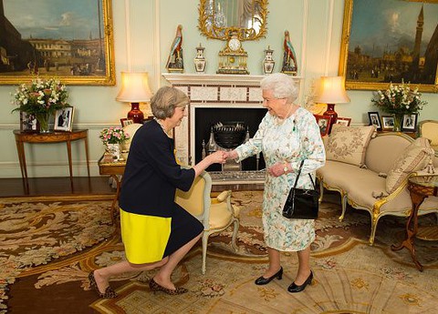 Królowa przyjęła dymisję Davida Camerona. Theresa May nowym premierem