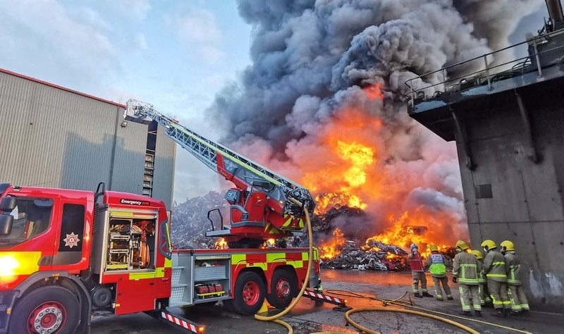 Olbrzymi pożar w pobliżu portu w Belfaście