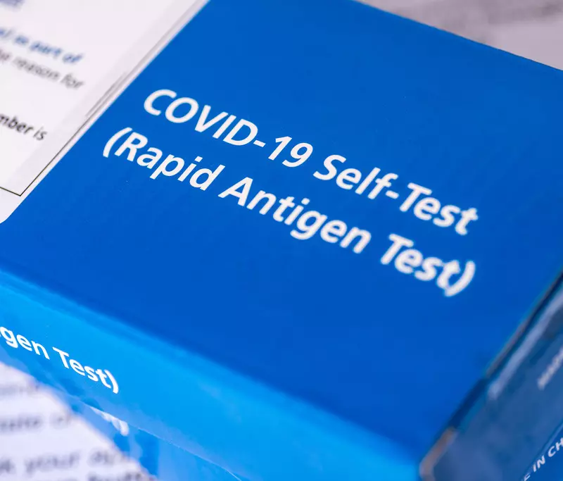 UK: W aptekach notorycznie brakuje testów na koronawirusa. "900 tys. dziennie nie wystacza"