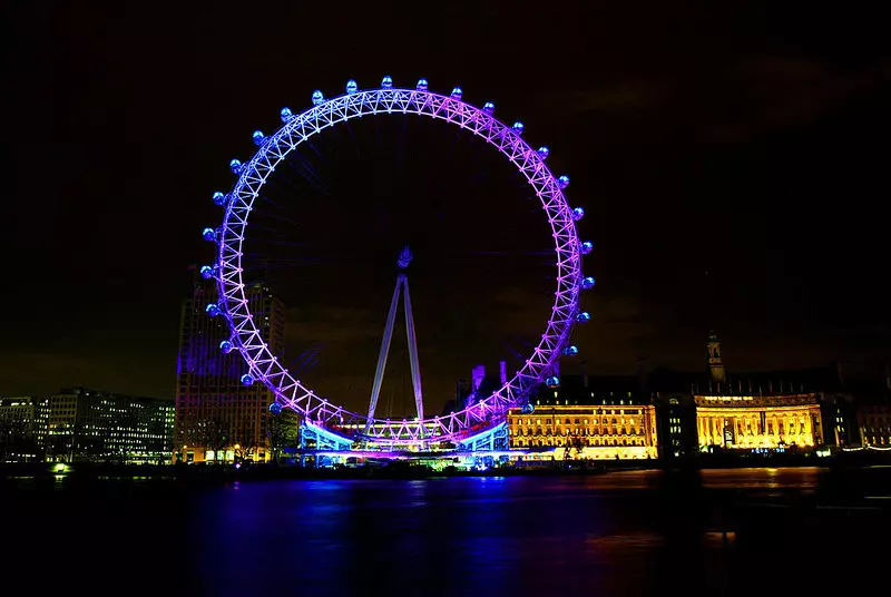 London Eye z sylwestrowym pokazem świetlnym podsumowującym rok 2021