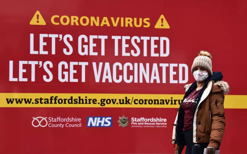 Anglia: Zapisani na trzecią dawkę nie pojawiają się w punktach szczepień