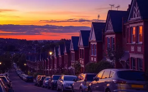 Average house price hits record high of £255,000