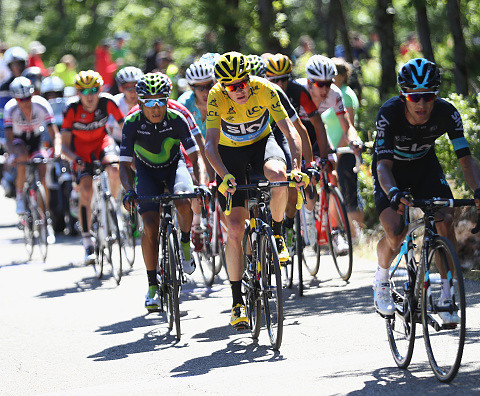 Uczestnicy Tour de France oddają hołd ofiarom zamachu w Nicei