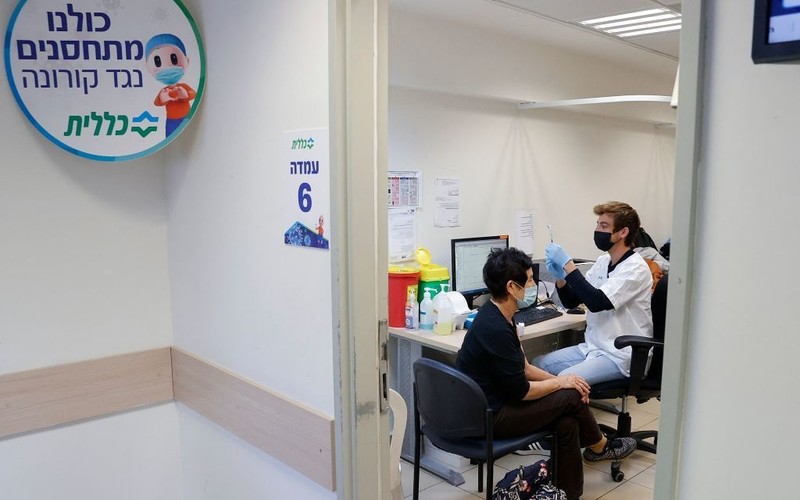 W Izraelu podawana jest już czwarta dawka szczepionki na koronawirusa