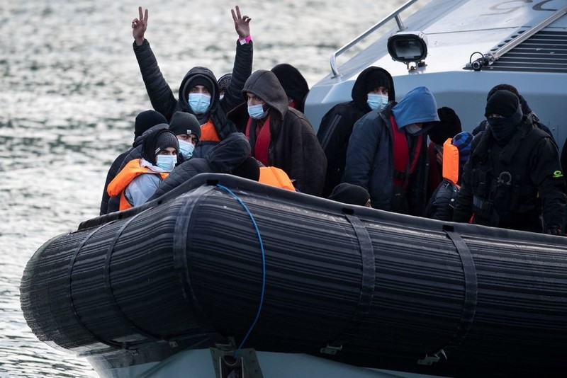 Liczba migrantów, którzy przekroczyli kanał La Manche w 2021 r., potroiła się w stosunku do r. 2020