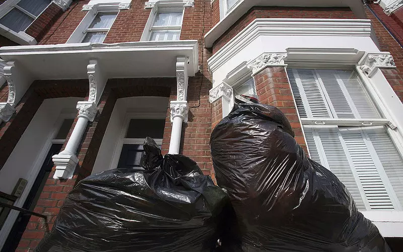 Anglia: Brakuje pracowników śmieciarek. W Londynie śmieci zalegają od świąt