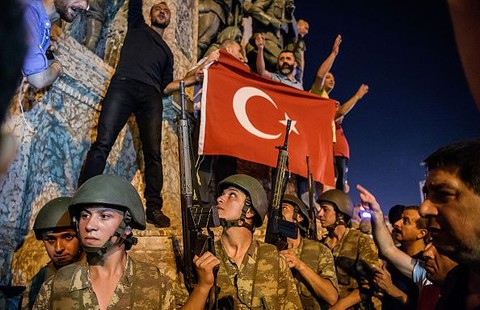 Turcja: Chaos po nieudanej próbie zamachu stanu