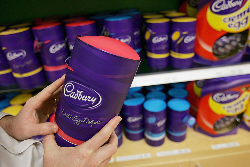 Półki brytyjskich supermarketów pełne już czekoladowych jajek, choć do Wielkanocy daleko