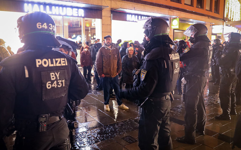 Niemcy: Zamieszki podczas demonstracji koronasceptyków w Monachium