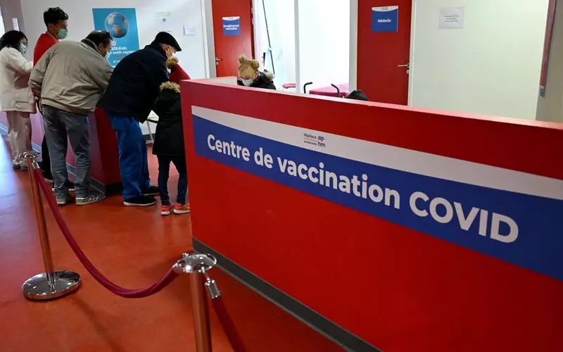 Premier Francji: Nadal będziemy wywierać presję na niezaszczepionych