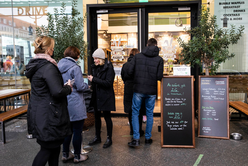 Germany's health minister announces catering restrictions in connection with Omicron