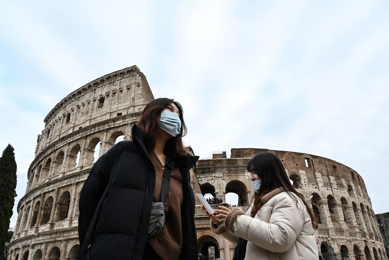 Włoski ekspert: Zakażenie coraz bardziej ma charakterystykę choroby sezonowej