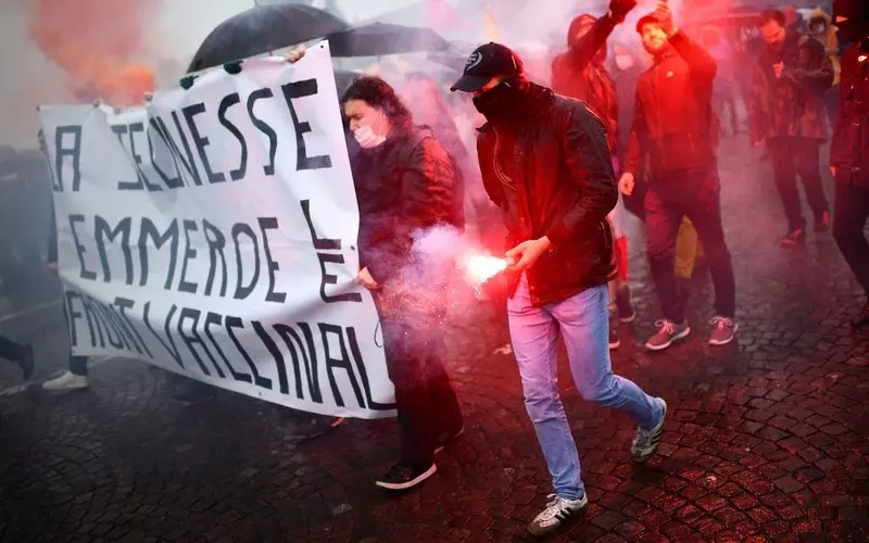 Francja: Demonstracje po słowach Macrona o niezaszczepionych "nieobywatelach"