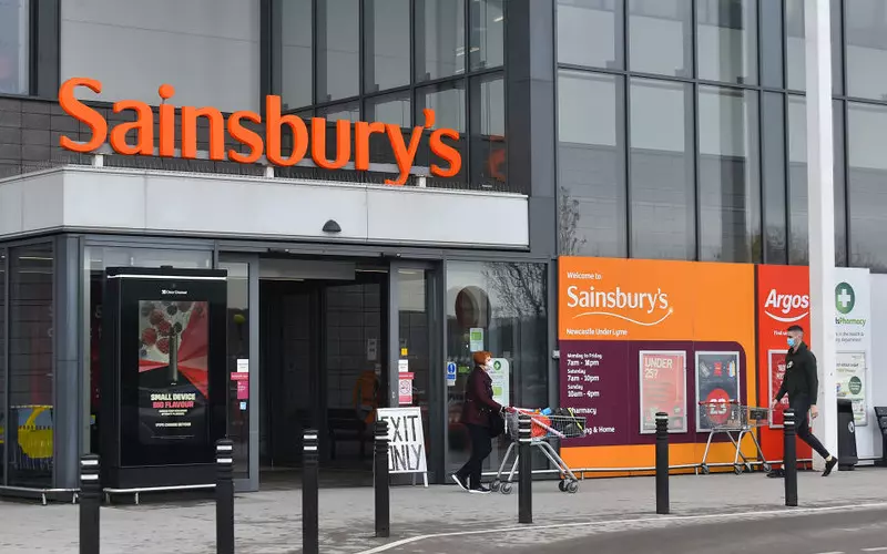 Sieć sklepów Sainsbury's podniesie płace do 10 funtów za godzinę