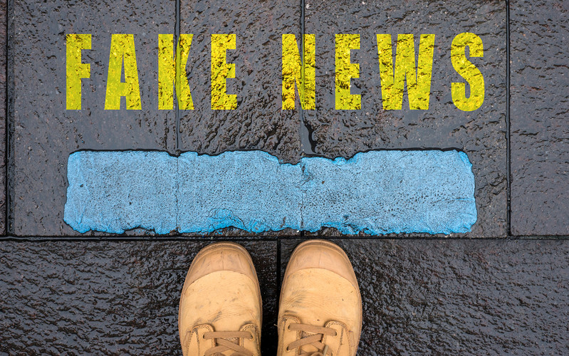 Francja: Osoby rozpowszechniające fake newsy będą pociągnięte do odpowiedzialności?