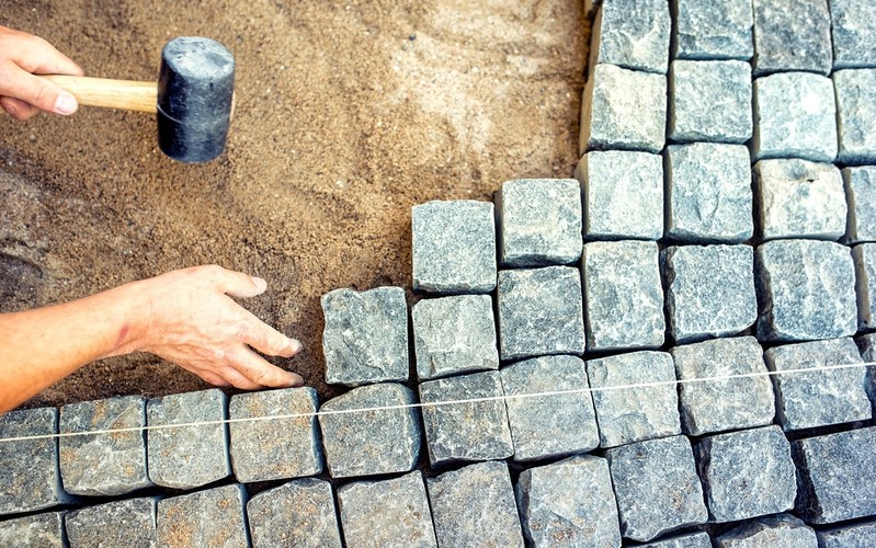 A road was stolen in Saxony. The thieves tore tens of tons of paving stones from the ground
