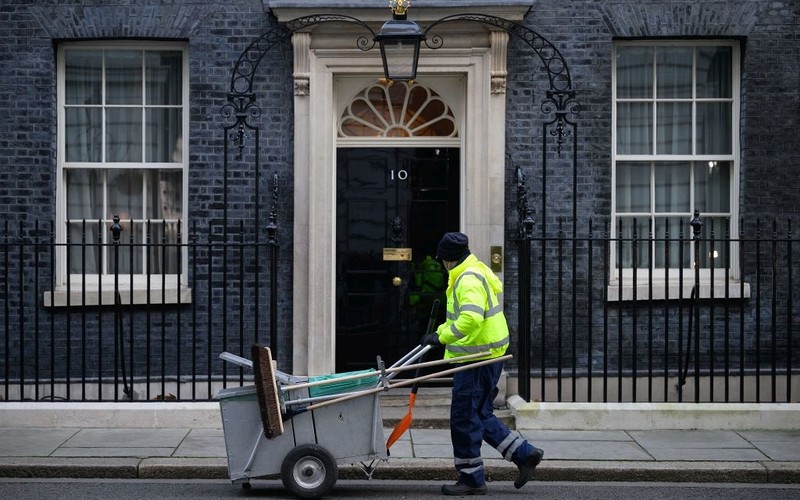 Brytyjskie media: Na Downing Street co piątek odbywały się alkoholowe spotkania