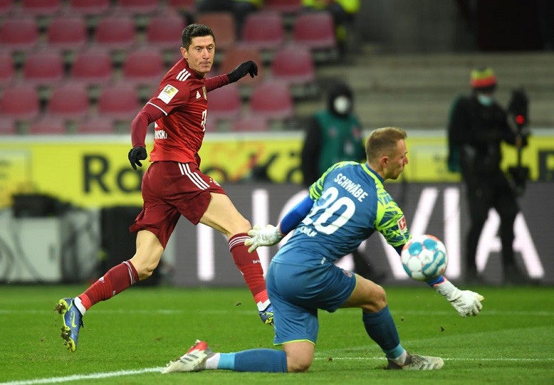 Bundesliga: Lewandowski hat-trick inspires Bayern