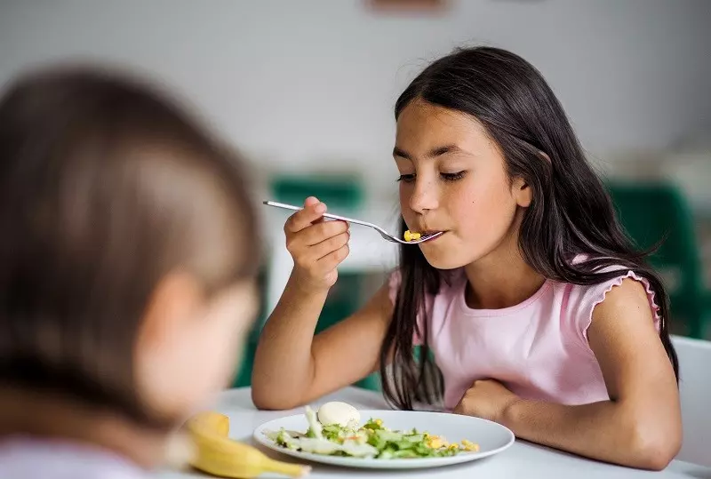 Dzieci podczas obiadu mają milczeć. Włoski pomysł na walkę z pandemią