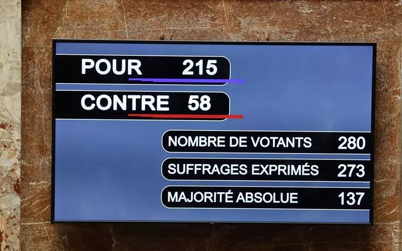 Francja: Parlament ostatecznie uchwalił ustawę o paszporcie szczepionkowym