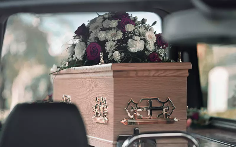 Koszty pogrzebów w UK spadły po raz pierwszy od 18 lat