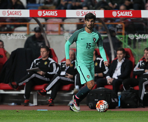 Andre Gomes: Barcelona agree deal to sign Valencia midfielder