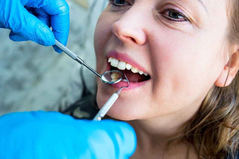 Dentyści masowo rezygnują z pracy w NHS. Pacjenci czekają na wizytę nawet 2 lata