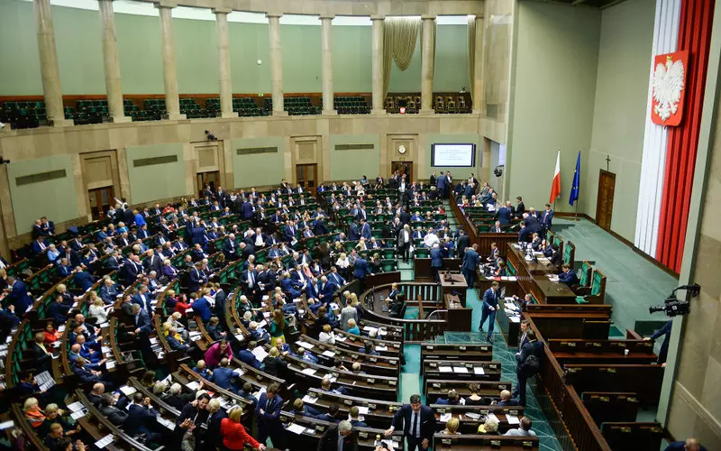 CBOS: Spadają notowania Sejmu i prezydenta. Oceny Senatu stabilne