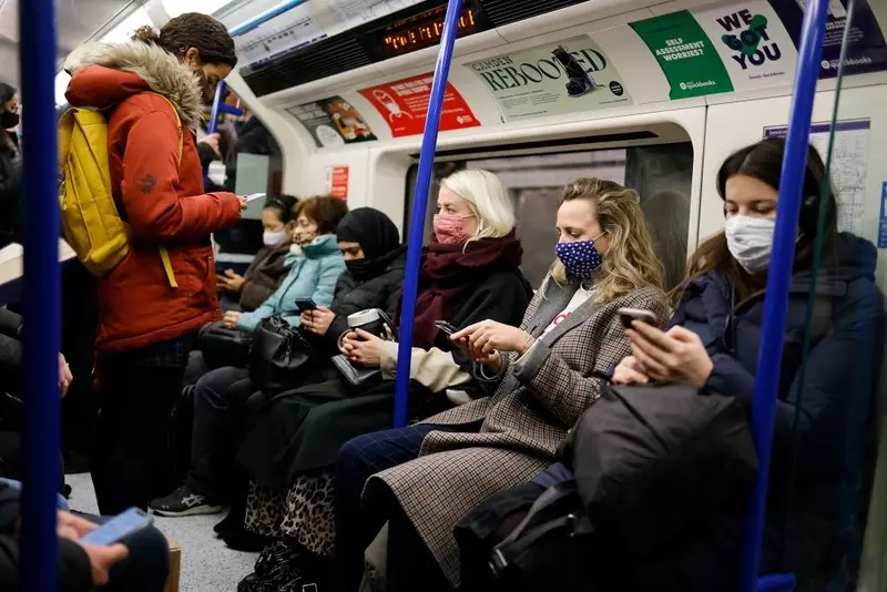 Tłumy w londyńskim metrze po zniesieniu zalecenia pracy z domu