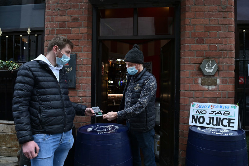 W Irlandii Płn. znów będzie można pójść do pubu bez certyfikatu covidowego