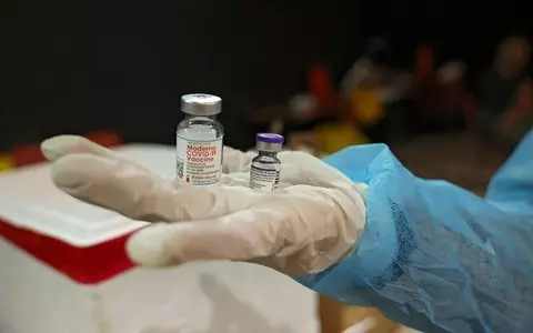 CDC: Trzecia dawka szczepionki Moderny lub Pfizera chroni przed Omikronem