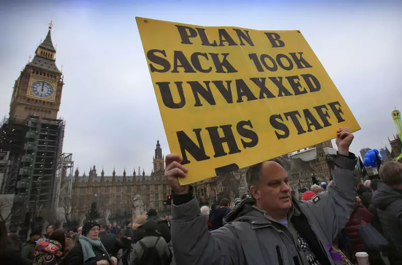 Pracownicy NHS demonstrowali przeciw obowiązkowi szczepień